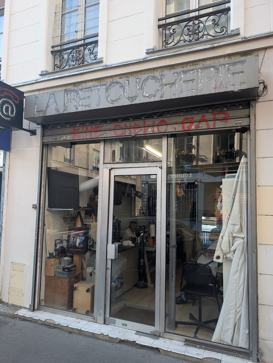 La vitrine de l'atelier La Retoucherie vue depuis la rue