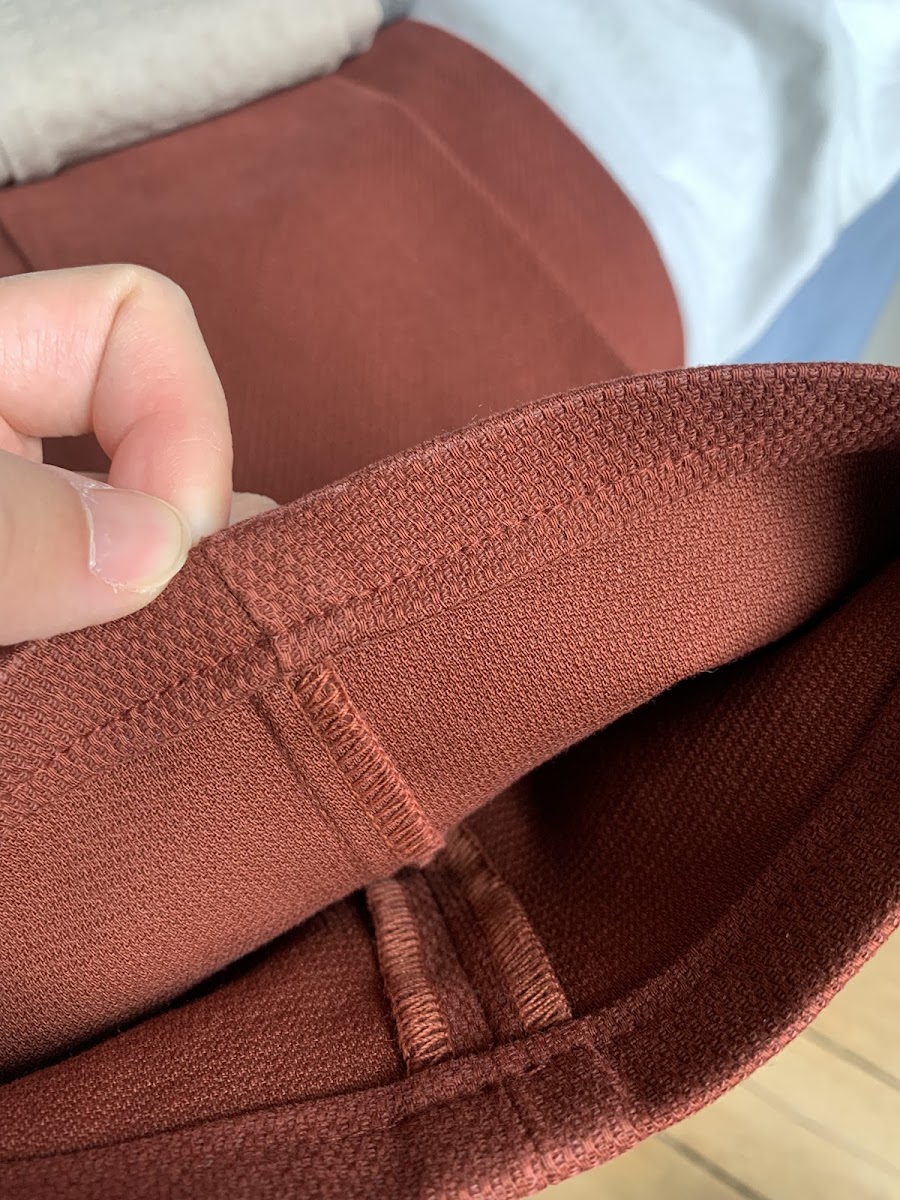 Détail d'une couture et d'un ourlet repris à l'atelier